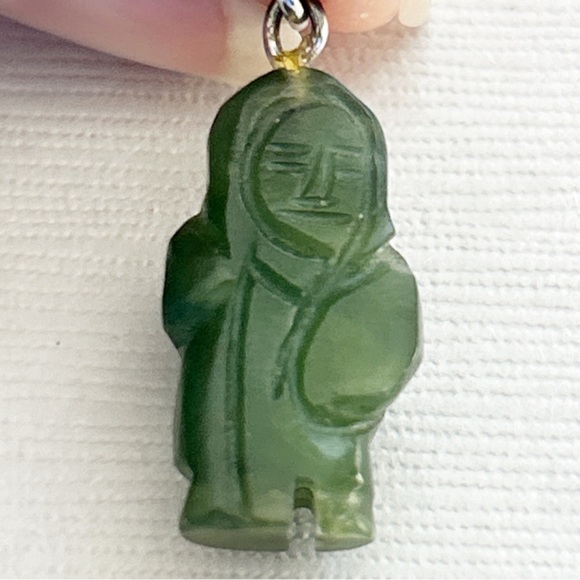 Adorable Vintage Handcarved Jade Tiny Inuit Person Pendant Charm - Picture 1 of 4